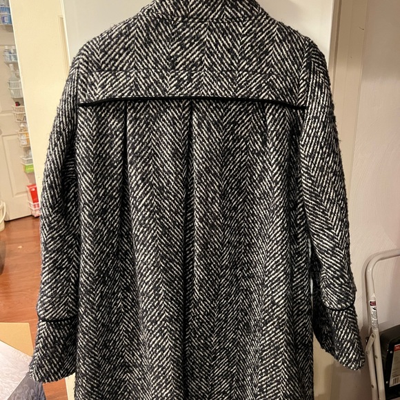 Size 12 Beautiful like new coat - Picture 2 of 5